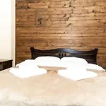 Wood House Hotell *