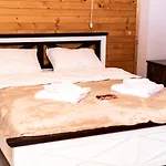 Wood House Hotell *