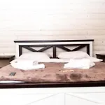 Wood House Hotell *